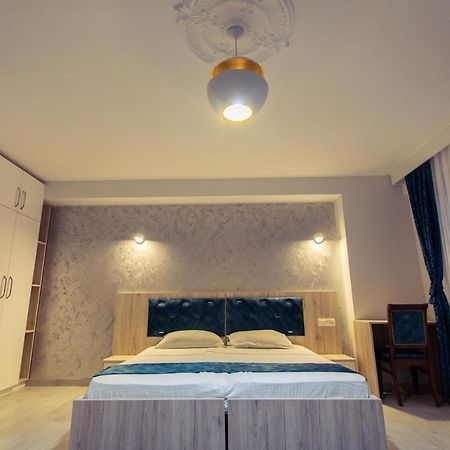 City Hotel 페리자이 외부 사진
