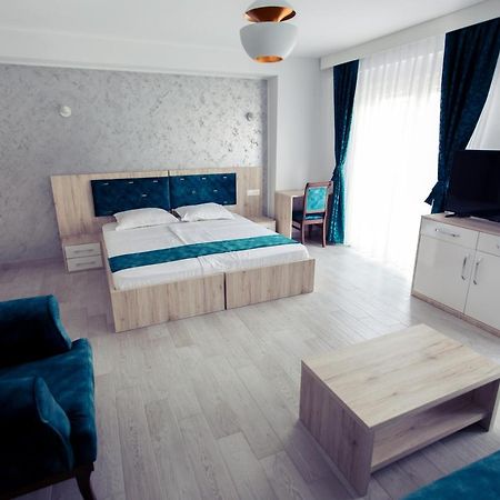 City Hotel 페리자이 외부 사진